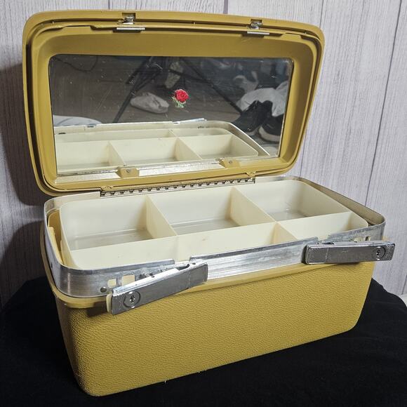 VTG Yellow Samsonite Train Case, Carry-On Cosmetic Luggage Tote - Picture 4 of 10